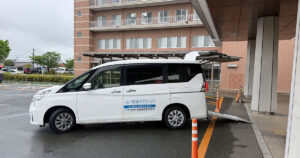 福岡県朝倉市の朝倉医師会病院と福祉タクシー車両