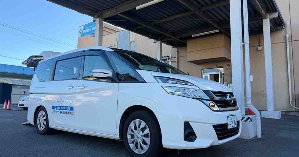 朝倉健生病院の透析入口と福祉タクシーJY車両