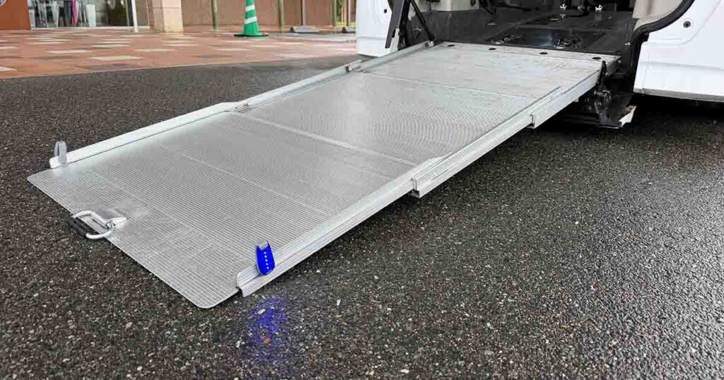 福祉タクシーJYのスロープとLED